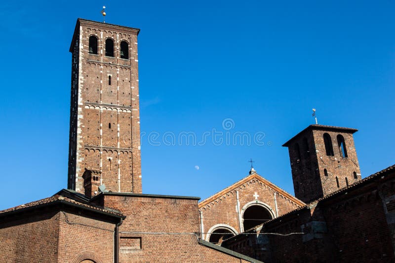 Chiesa Di San ?Ambrogio w Mediolan na s?onecznym dniu z kolumnami i dzwonkowy wierza