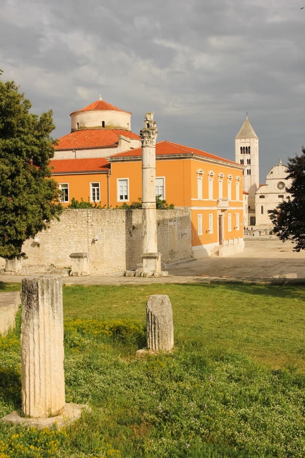 Chiesa di St Mary e forum romano Zadar La Croazia immagini stock Chiesa di St Mary e forum romano Zadar La Croazia immagini stock