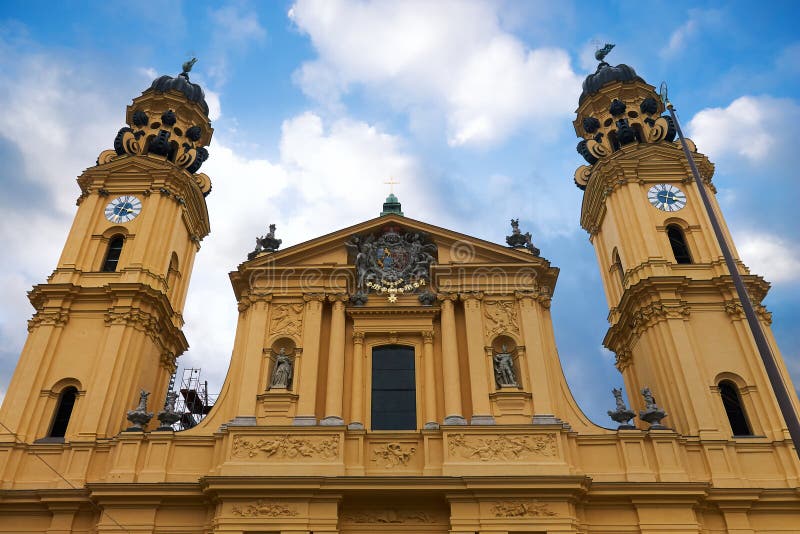 Chiesa di Theatine a Monaco di Baviera fotografia stock libera da diritti Chiesa di Theatine a Monaco di Baviera fotografia stock libera da diritti