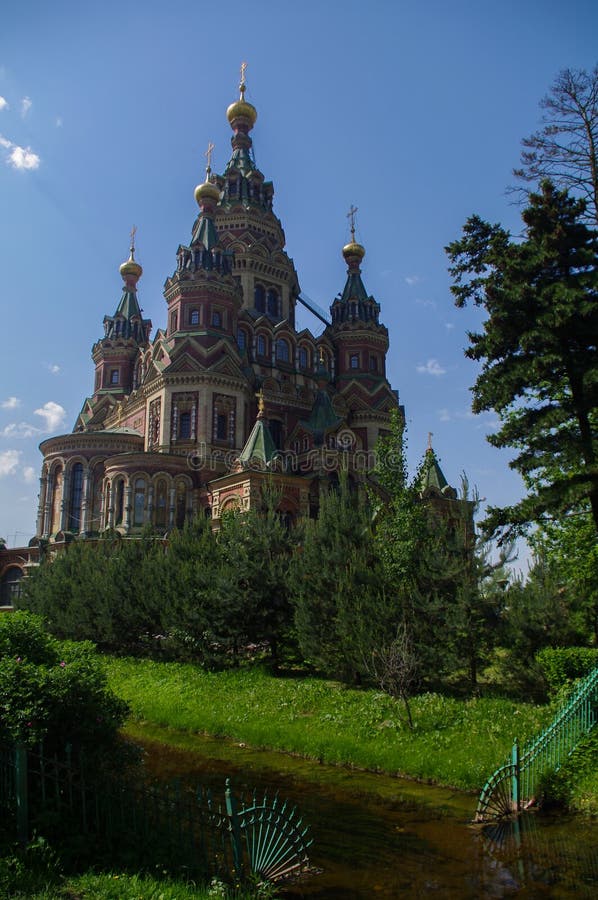 Chiesa ortodossa del ` s di Paul e di St Peter nella città russa di Peterhof vicino a San Pietroburgo fotografia stock libera da diritti Chiesa ortodossa del ` s di Paul e di St Peter nella città russa di Peterhof vicino a San Pietroburgo fotografia stock libera da diritti