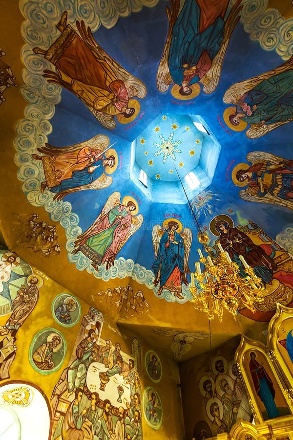Chiesa ortodossa in onore degli apostoli santi Peter e Paul CH. Il villaggio di Chingisy, oblast di Novosibirsk, Siberia occidentale, Russia - 21 luglio 2018: la chiesa ortodossa degli apostoli santi Peter e Paul Pittura delle pareti del tempio