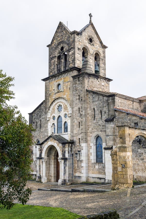 Chiesa parrocchiale di San Vicente Martir e di San Sebastian, Frias Burgos fotografia stock Chiesa parrocchiale di San Vicente Martir e di San Sebastian, Frias Burgos fotografia stock