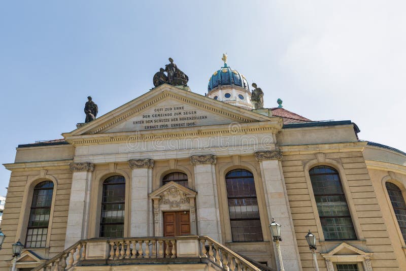 Chiesa protestante francese su Gendarmenmarkt a Berlino, Germania fotografia stock libera da diritti Chiesa protestante francese su Gendarmenmarkt a Berlino, Germania fotografia stock libera da diritti