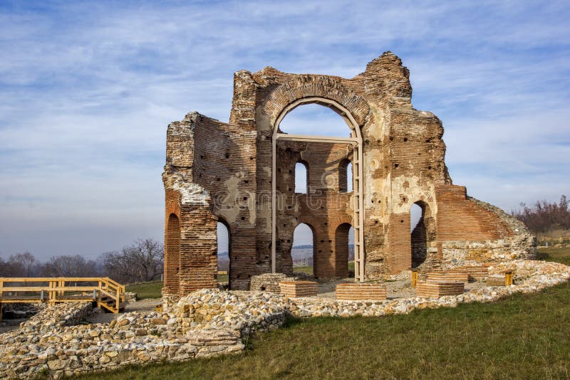Chiesa rossa - grande basilica cristiana bizantino in anticipo romana recente parzialmente conservata vicino alla città di Perush fotografia stock Chiesa rossa - grande basilica cristiana bizantino in anticipo romana recente parzialmente conservata vicino alla città di Perush fotografia stock