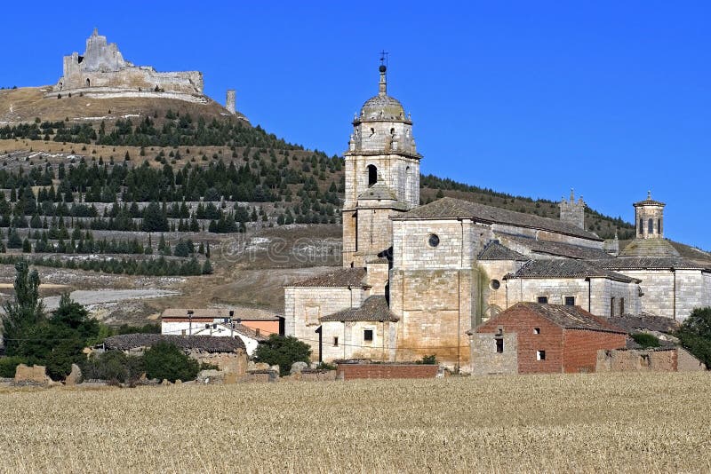 Chiesa storica e rovina di un castello, Spagna fotografia stock Chiesa storica e rovina di un castello, Spagna fotografia stock