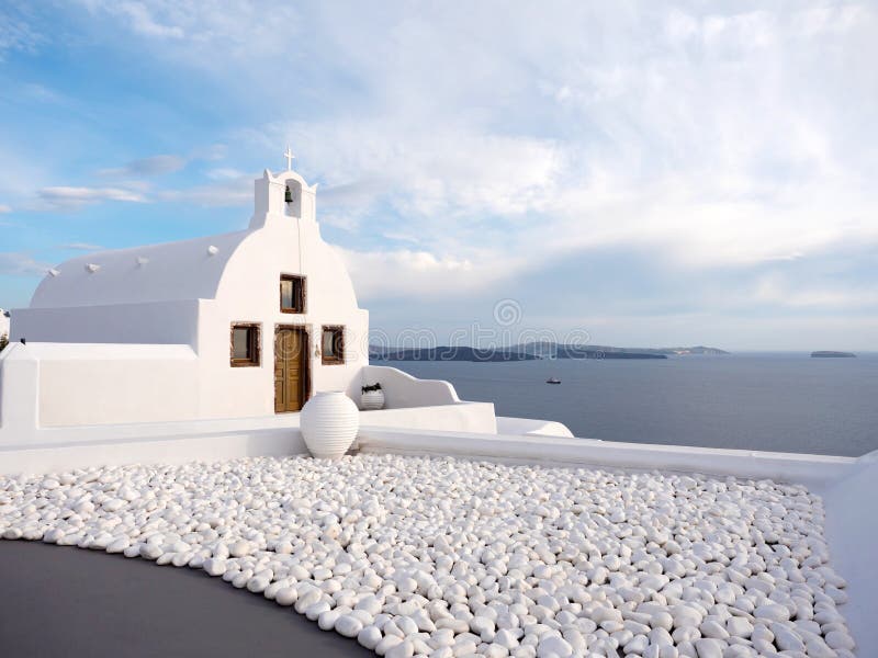 Chiesa tradizionale con la vista del mare fotografia stock Chiesa tradizionale con la vista del mare fotografia stock