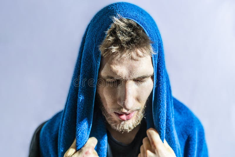 Chiffon barbu de sportif outre des baisses suées de son visage avec la serviette après f d'isolement par formation dure photographie stock libre de droits Chiffon barbu de sportif outre des baisses suées de son visage avec la serviette après f d'isolement par formation dure photographie stock libre de droits