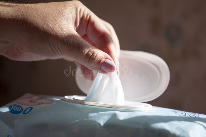 main féminine nettoyant et essuyant la table avec un chiffon en