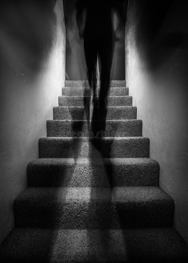 Chiffre d'ombre marchant vers le haut des escaliers image stock Chiffre d'ombre marchant vers le haut des escaliers image stock