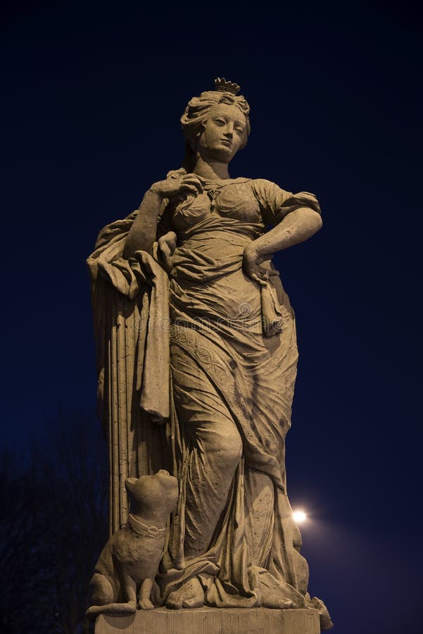 Chiffre de liberté la nuit, sculpture du XVIIIème siècle sur images libres de droits Chiffre de liberté la nuit, sculpture du XVIIIème siècle sur images libres de droits