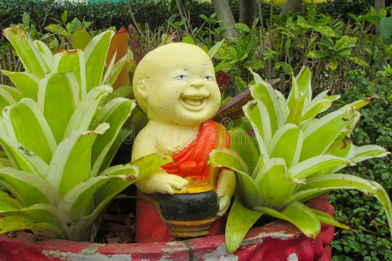Chiffre gentil de jardin d'un moine de sourire en Asie photos libres de droits Chiffre gentil de jardin d'un moine de sourire en Asie photos libres de droits
