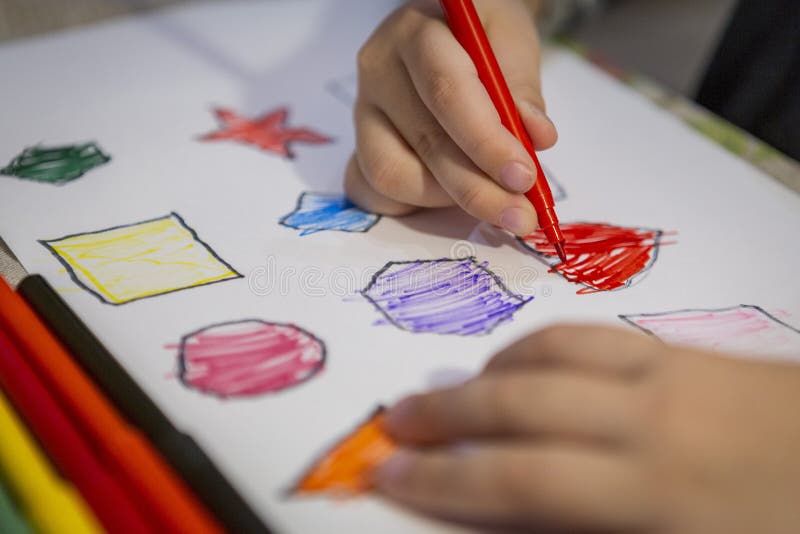 Chiffres de peinture et de coloration d'enfant sur la feuille blanche à la maison photo libre de droits Chiffres de peinture et de coloration d'enfant sur la feuille blanche à la maison photo libre de droits