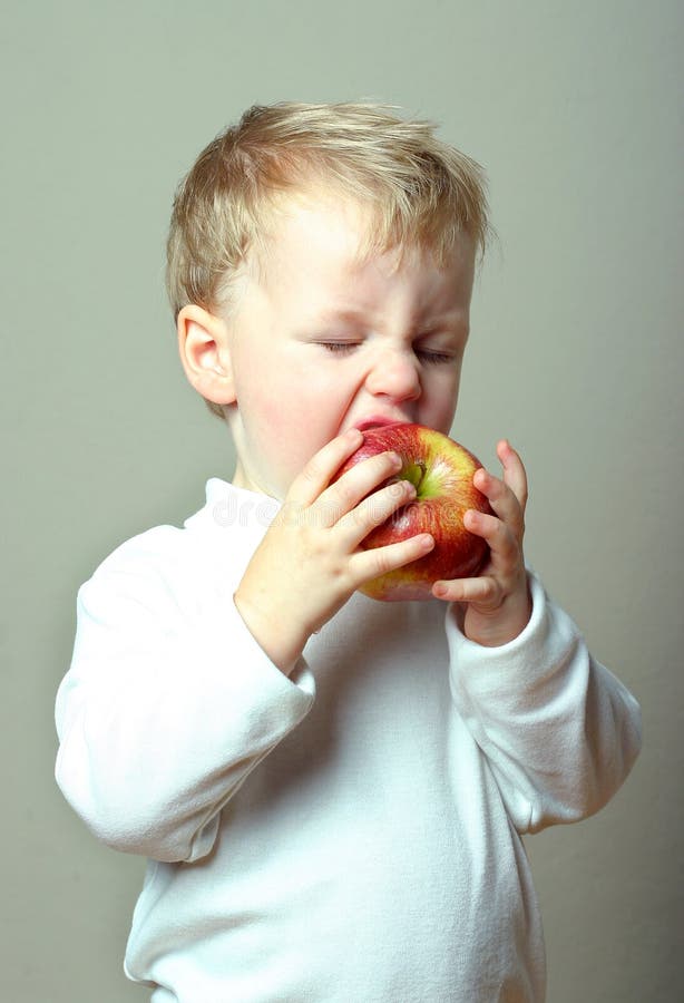 Pequeno tiene una duración intentar afuera de manzana nutrición saludable sobre el.