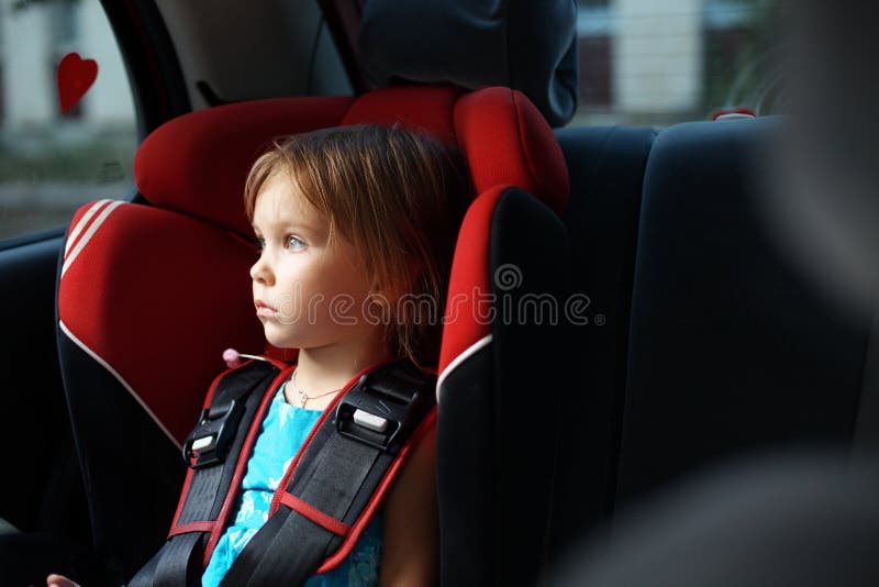 En un nino asiento en mira a.