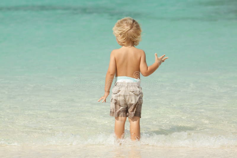 Dieťa v tropickej karibskej modré vody, počas letných prázdnin.