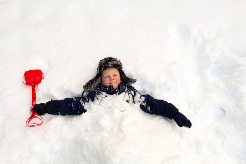 The child buried himself with a children`s shovel around the neck in the snow