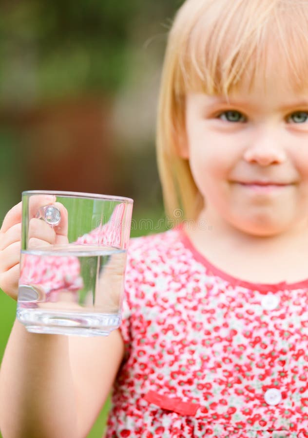 Clear child. Маленькая девочка держит кружку. Кружка с фото ребенка. Фотография ребёнка в чашке с с водой. Мама и ребенок со стаканом воды.