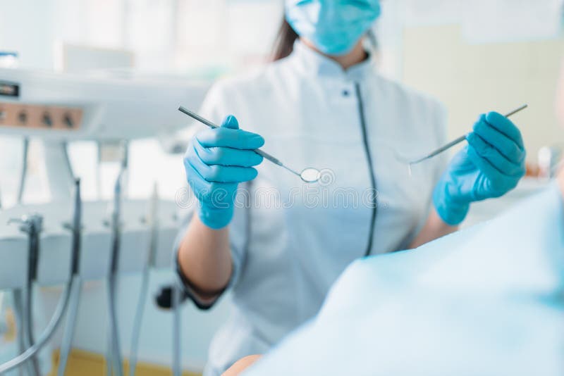 Pequeno en sillas, profesionalmente pediátrico odontología, odontología, una mujer en guantes sobre el.