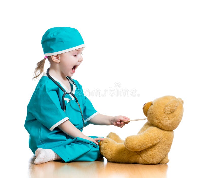 Adorabile bambino vestito come medico giocando con il giocattolo su bianco.