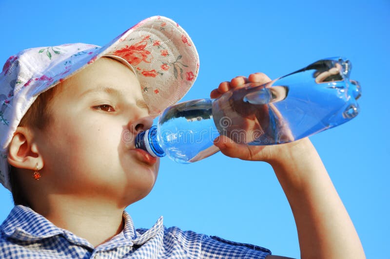 Child drink mineral water