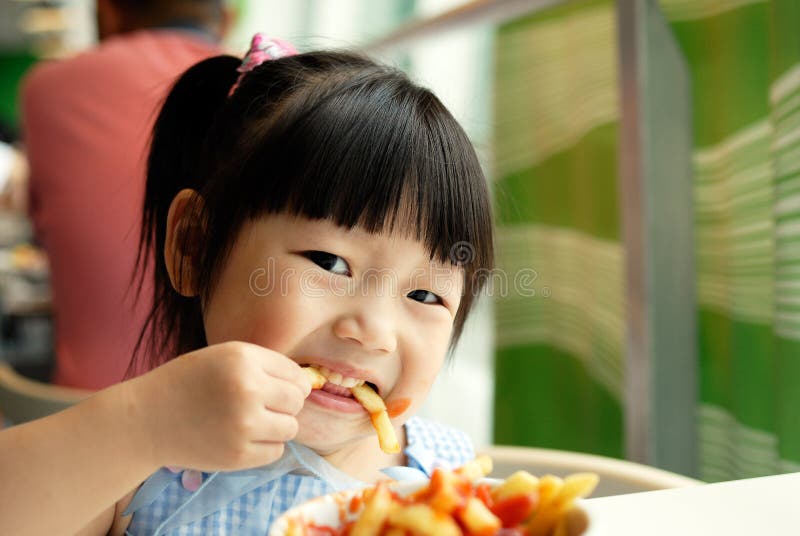 Concentrate on the child to eat Fries. Concentrate on the child to eat Fries