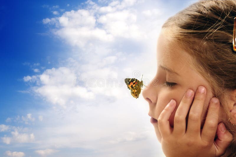 Schmetterling ruht auf der Nase von einem kleinen Mädchen mit geschlossenen Augen, Konzept für Träume, positiv in die Zukunft, Umwelt, Phantasie und Kinder kreativen Geist.