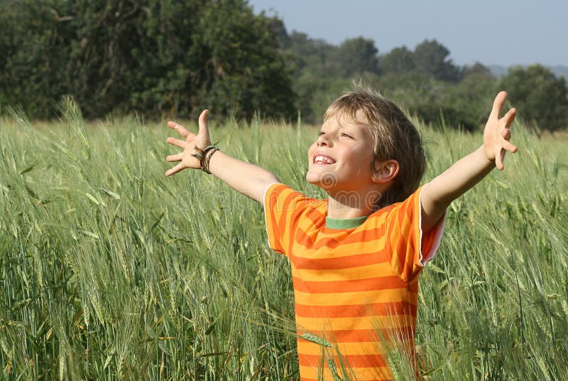Kresťanské dieťa uctievať, viera, modlitba, šťastia a radosti 