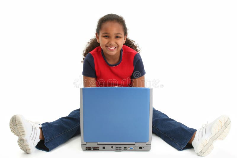 Krásne African American preteen dievča sedí na podlahe notebook s úsmevom.