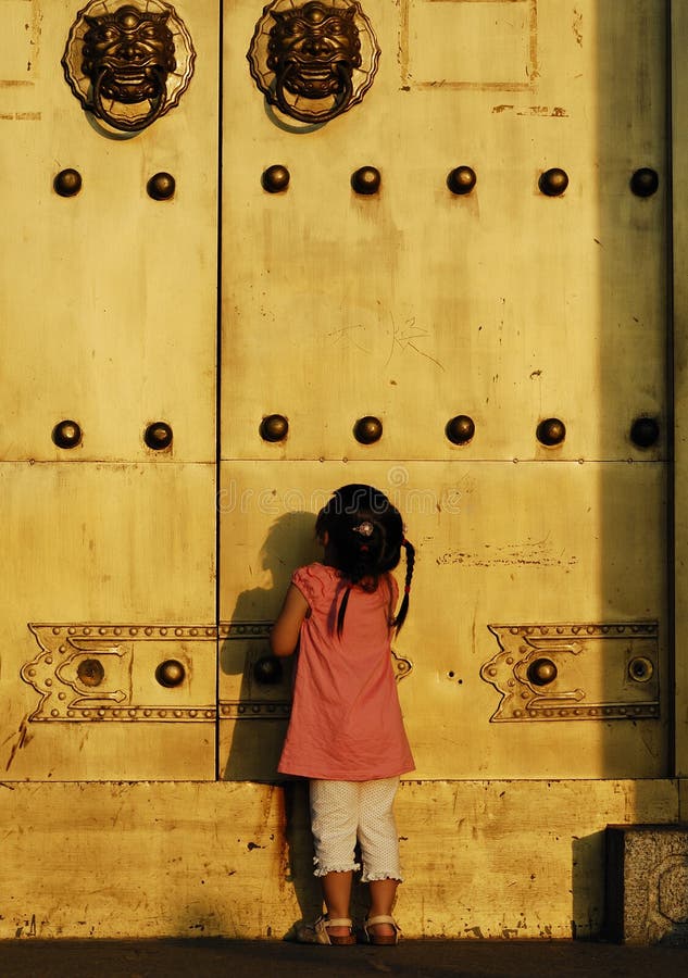 The child in front of the door