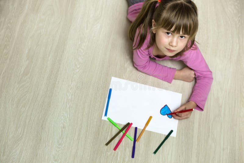Клэр бумажное образование. Девочка рисует вид сверху. Children draw with Crayons. Girl with Crayons. Fundamental paper Education авы.