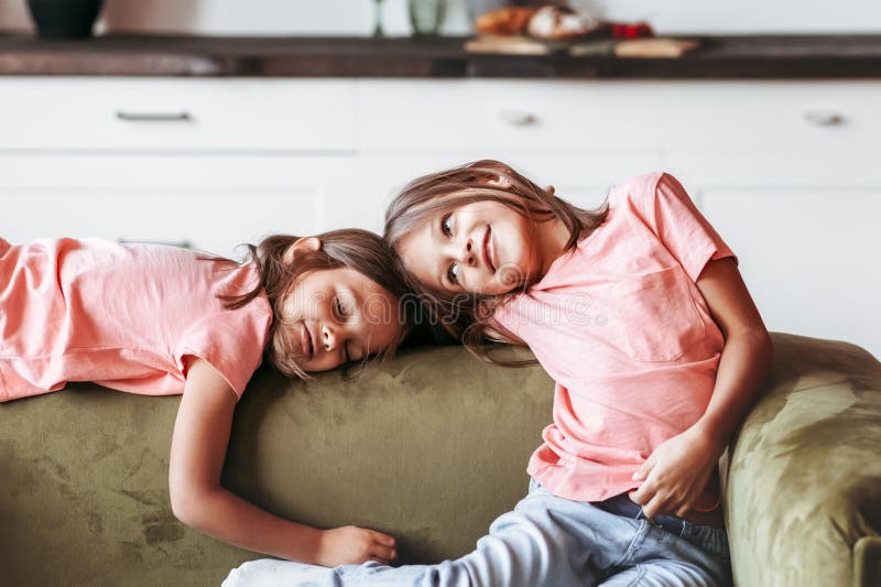 Her sister s friend. Маленькую девочку в постель. Девочки играются в постели. Маленькая девочка играется с собой. Ласки маленькой девочки.