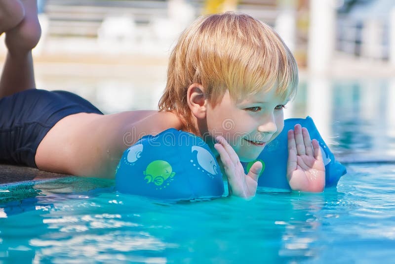 Child has fun in the swimming-pool