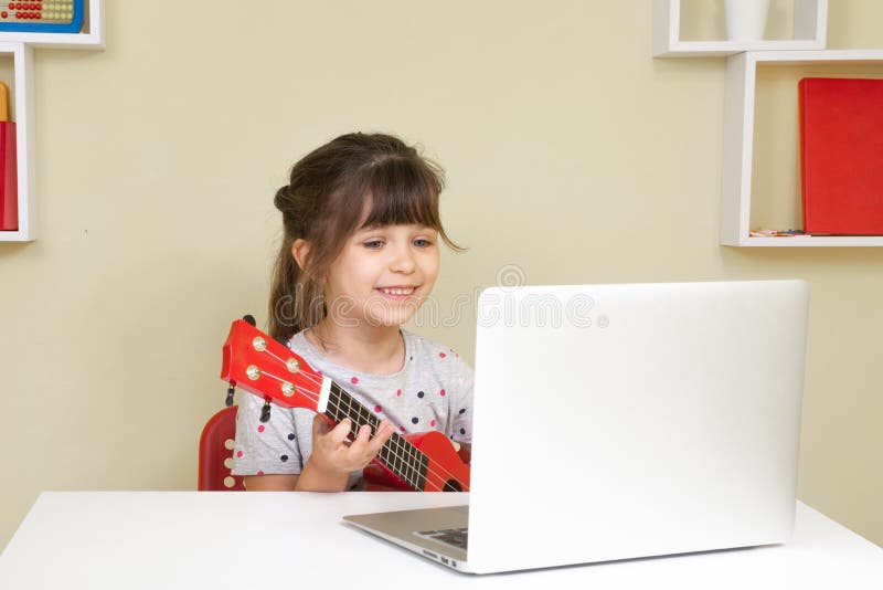 Child learn music lessons online at home. Homeschooling and distance education for kids.