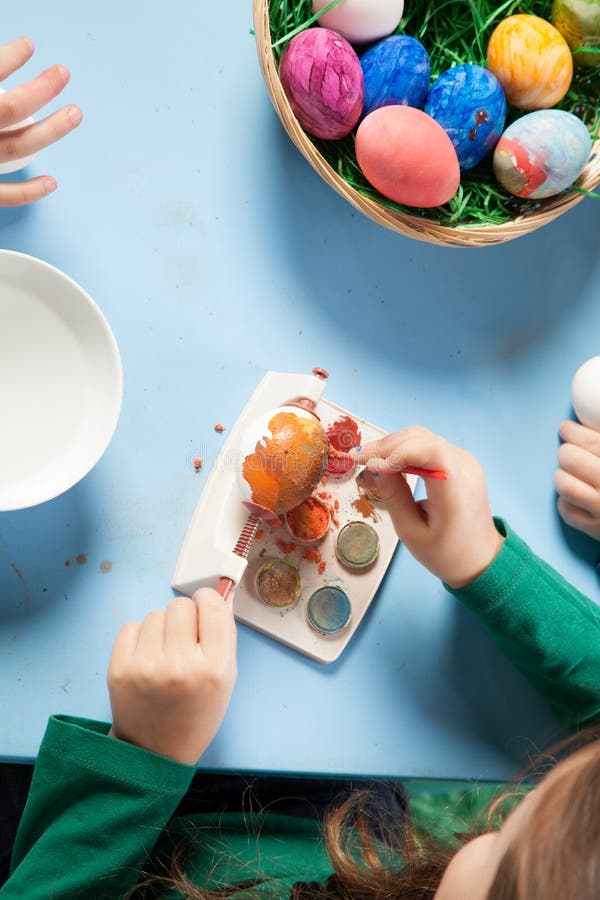 Children Decorate Easter Eggs with Paints Made from Natural Materials