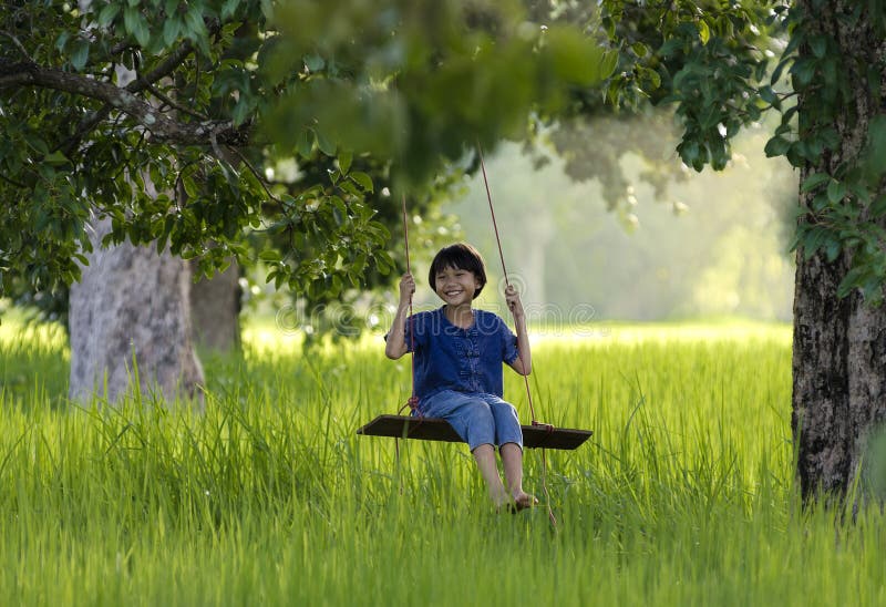 The child playing swing