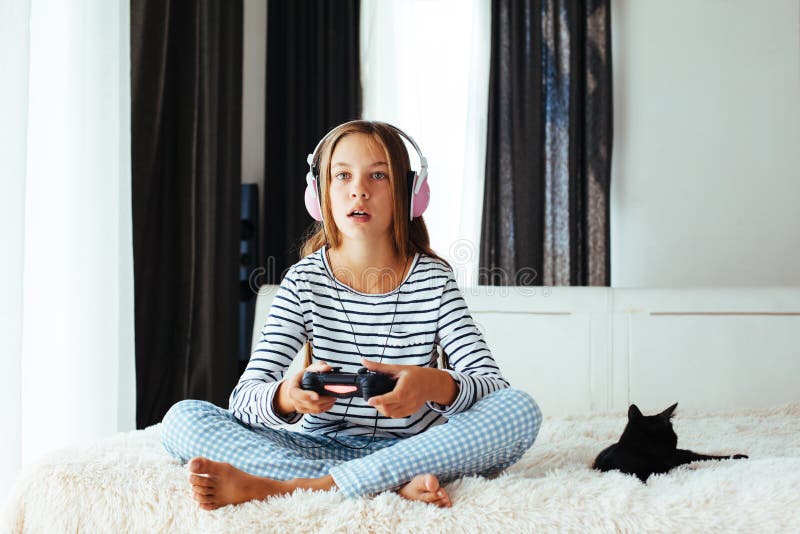 House Cat Owner Gamer Headphone Screen Player Kitten T-Shirt House Cat Owner Gamer Headphone Screen Player Kitten T-Shirt