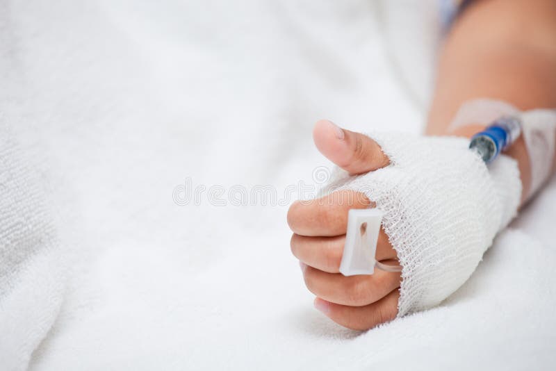 Child& x27; s geduldige hand met zoute intraveneus & x28; iv& x29; druppel stock afbeelding Child& x27; s geduldige hand met zoute intraveneus & x28; iv& x29; druppel stock afbeelding