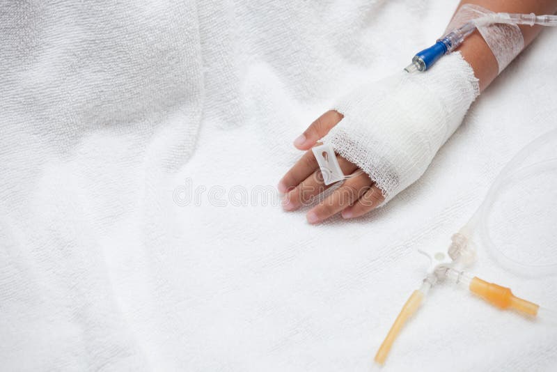 Child& x27; s geduldige hand met zoute intraveneus & x28; iv& x29; druppel stock fotografie Child& x27; s geduldige hand met zoute intraveneus & x28; iv& x29; druppel stock fotografie