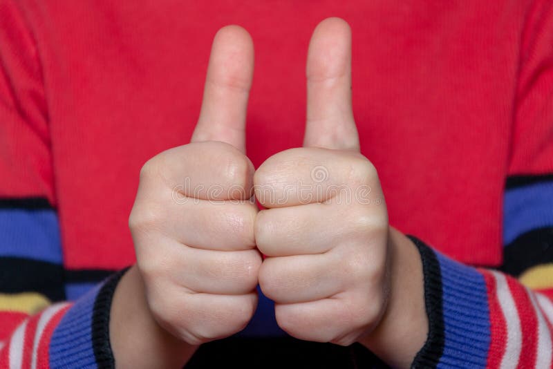 Child& x27; s hand die duim, tonen als, positief teken stock afbeelding Child& x27; s hand die duim, tonen als, positief teken stock afbeelding