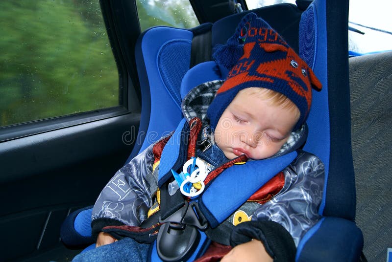 The child sleeps in the car