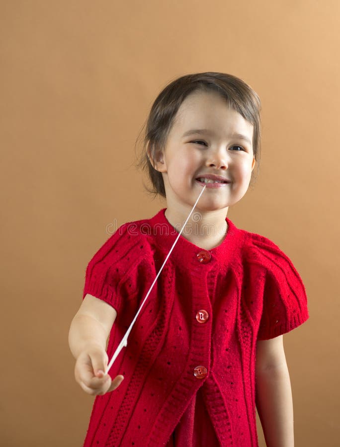 Child stretching a chewing gum from her mouth royalty free stock photography Child stretching a chewing gum from her mouth royalty free stock photography