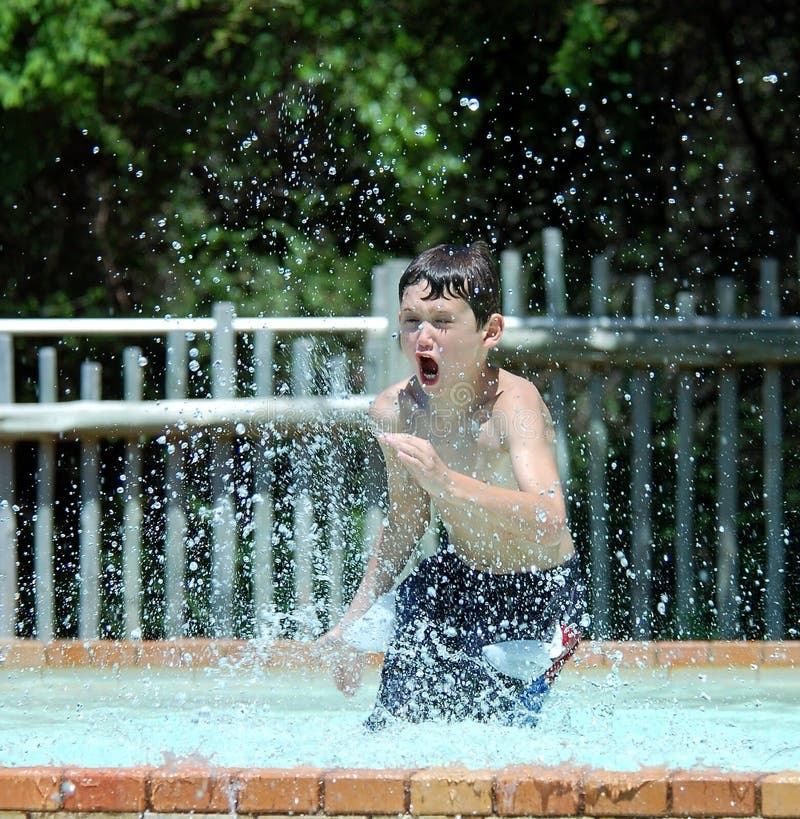 Giovane ragazzo di giocare in piscina.