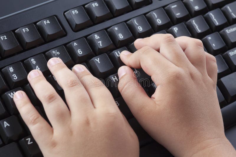 Child typing something on black computer keyboard royalty free stock photography Child typing something on black computer keyboard royalty free stock photography