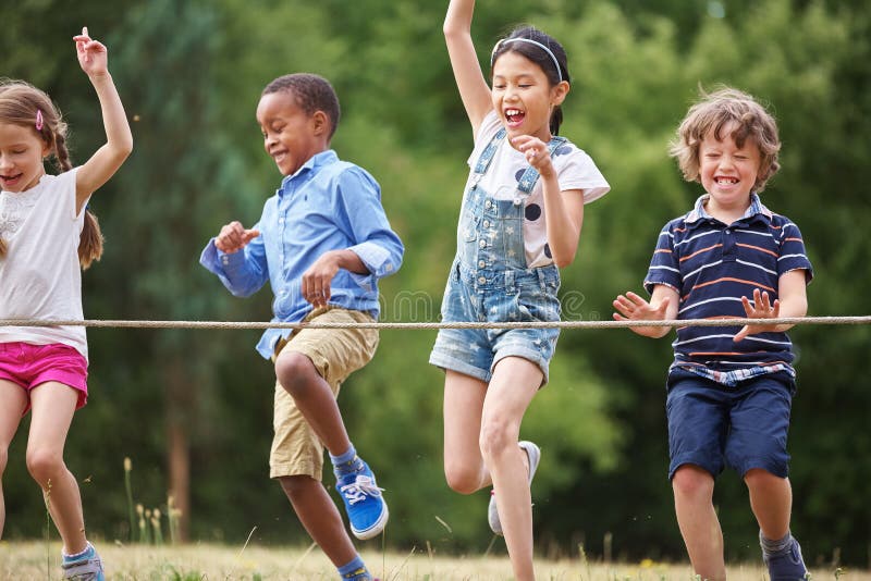 Children arriving to the finish line