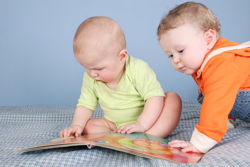 Zwei Kinder spielten mit buchen.