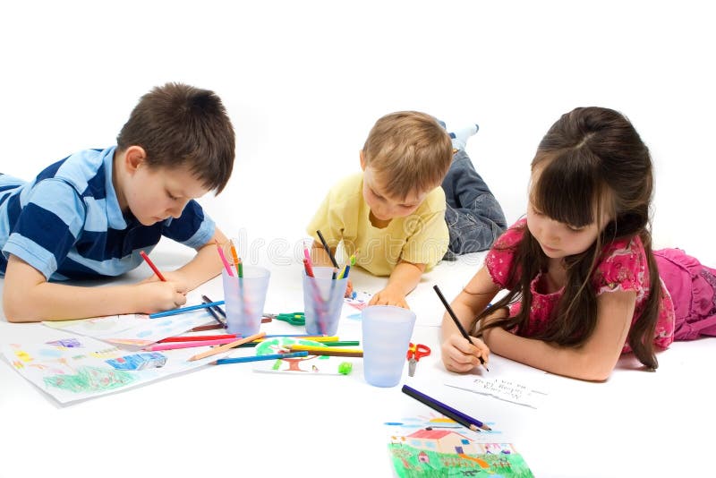 Tre i figli, i fratelli e la loro sorella, posa sul piano, in silenzio intrattenendo da disegnare e colorare la loro foto preferita.