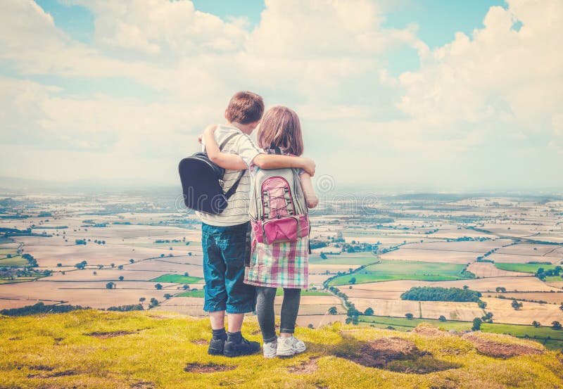 Due bambini godendo il paesaggio e la vista mozzafiato sull'Inghilterra in Estate.