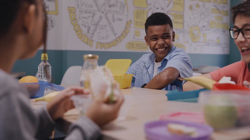 https://thumbs.dreamstime.com/b/children-having-lunch-school-canteen-talking-laughing-kids-eating-modern-bright-canteen-high-quality-k-footage-231828847.jpg