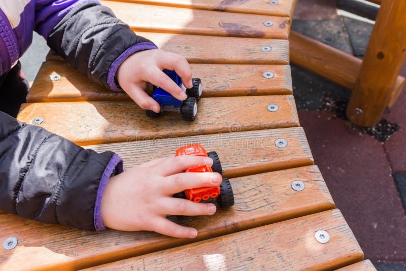 Children& x27; juegos al aire libre de s en el patio Pequeños carros en niño fotografía de archivo Children& x27; juegos al aire libre de s en el patio Pequeños carros en niño fotografía de archivo