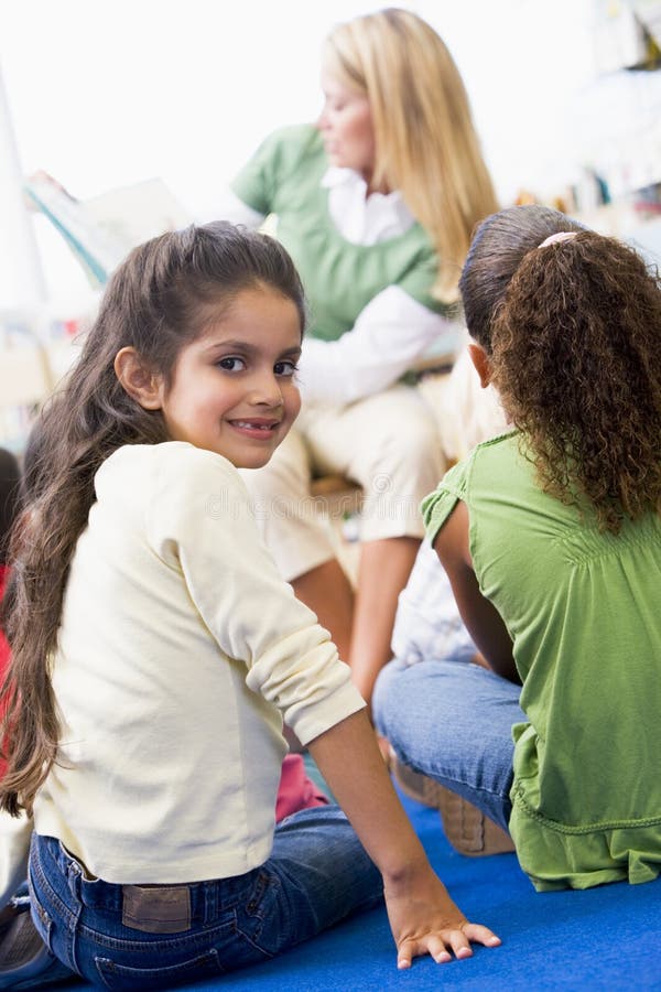 children kindergarten reading teacher to στοκ εικόνα με δικαίωμα ελεύθερης χρήσης children kindergarten reading teacher to στοκ εικόνα με δικαίωμα ελεύθερης χρήσης